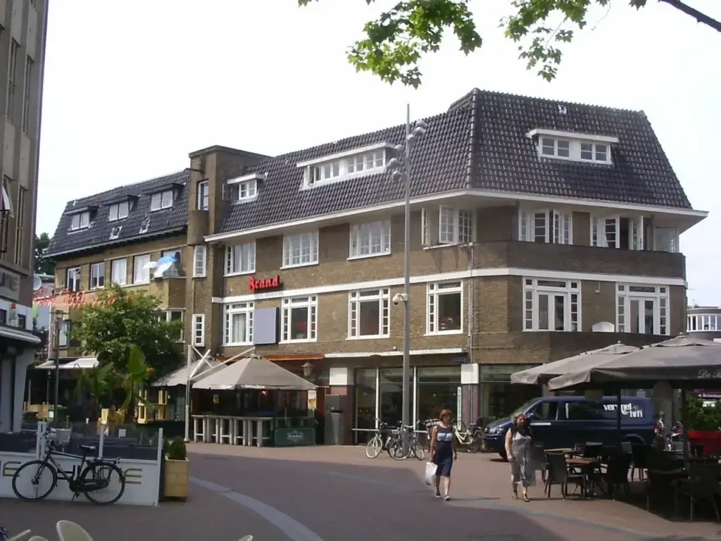 Bruisend terrassenplein in het centrum van Apeldoorn
