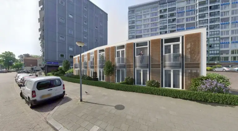 Zijaanzicht van Loolaan Royaal met balkons en groene tuin